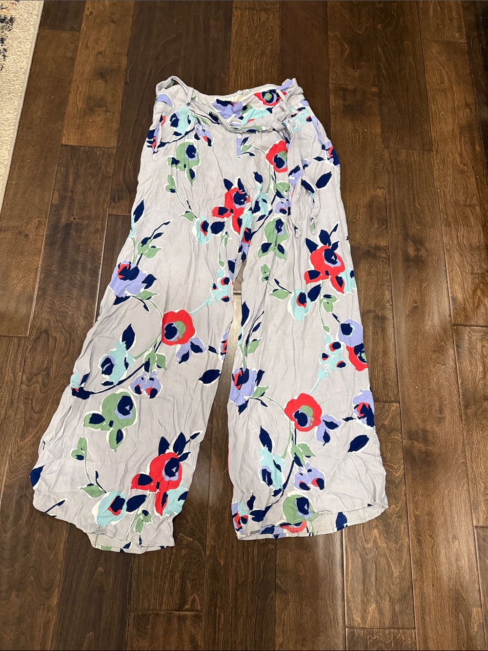 elevenses Light Gray Wide-Leg Floral Pants with Red & Navy Accents